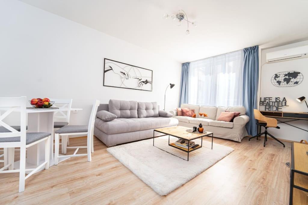 Center 1-bedroom Flat Next To Mall Of Apartemen