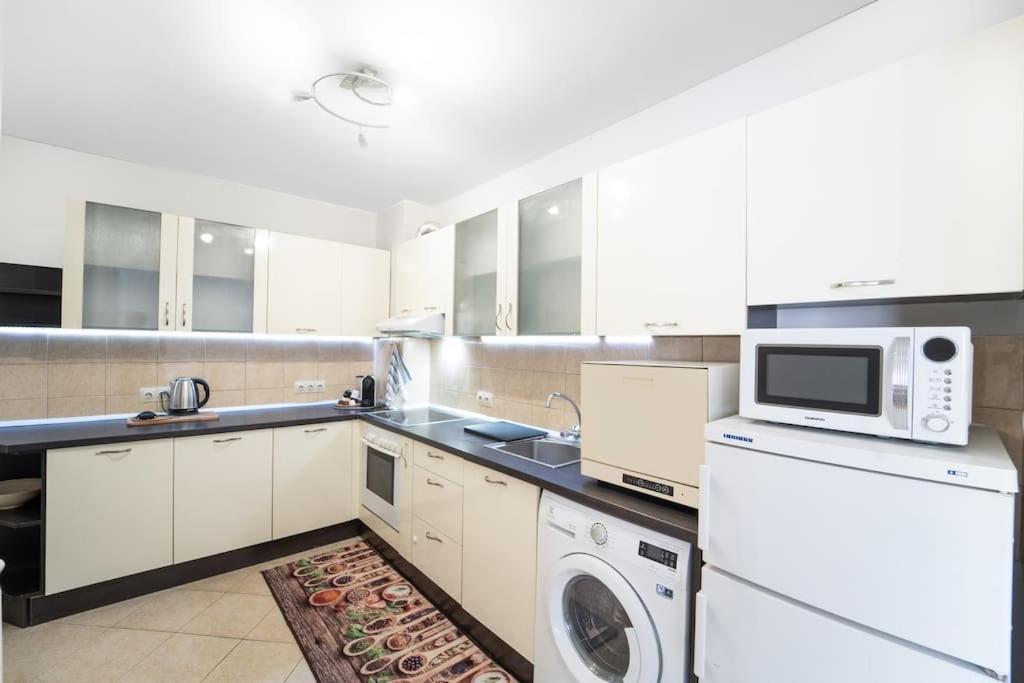 Center 1-bedroom Flat Next To Mall Of Apartemen