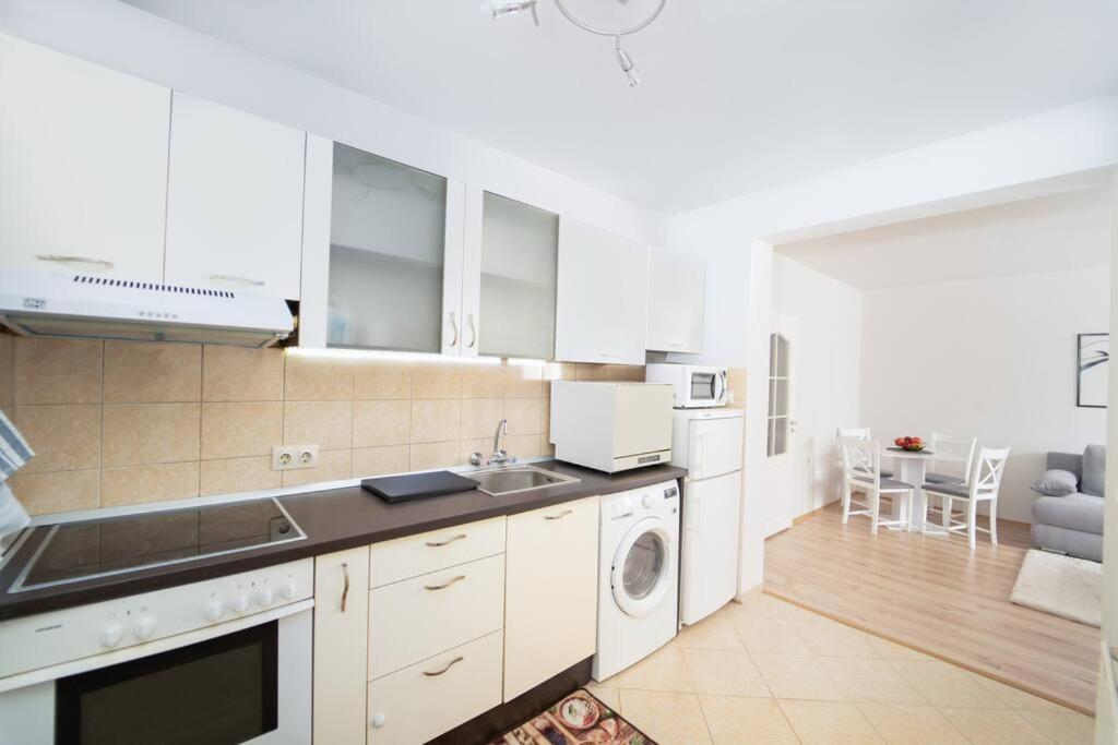 Center 1-bedroom Flat Next To Mall Of Apartemen