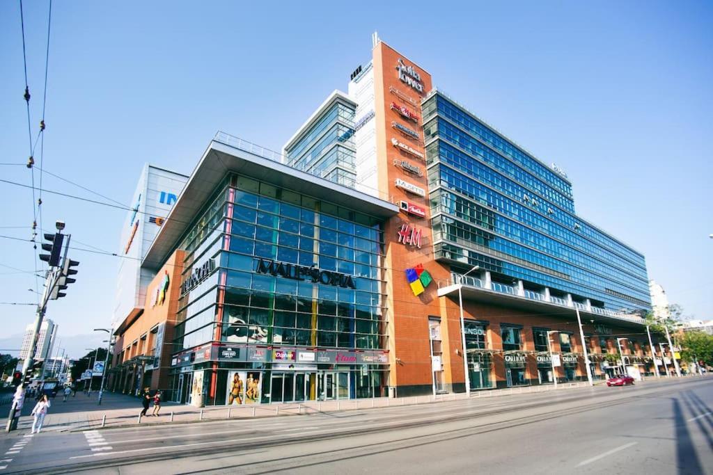 Apartemen Center 1-bedroom Flat Next To Mall Of